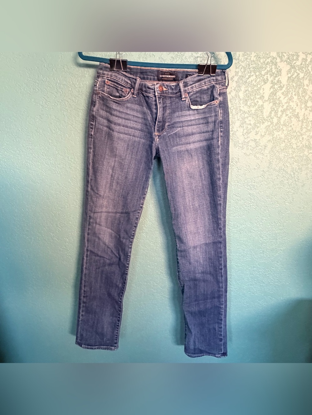 Lucky Brand Sweet Straight Leg Jeans in Mid rise